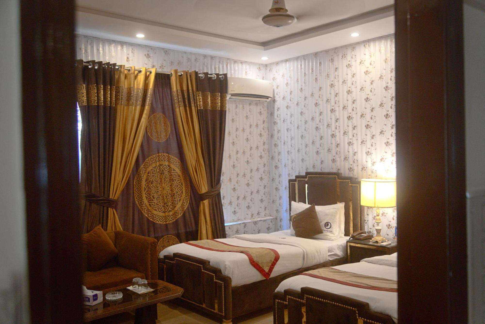 Premier Inn Johar Town Лахор Экстерьер фото