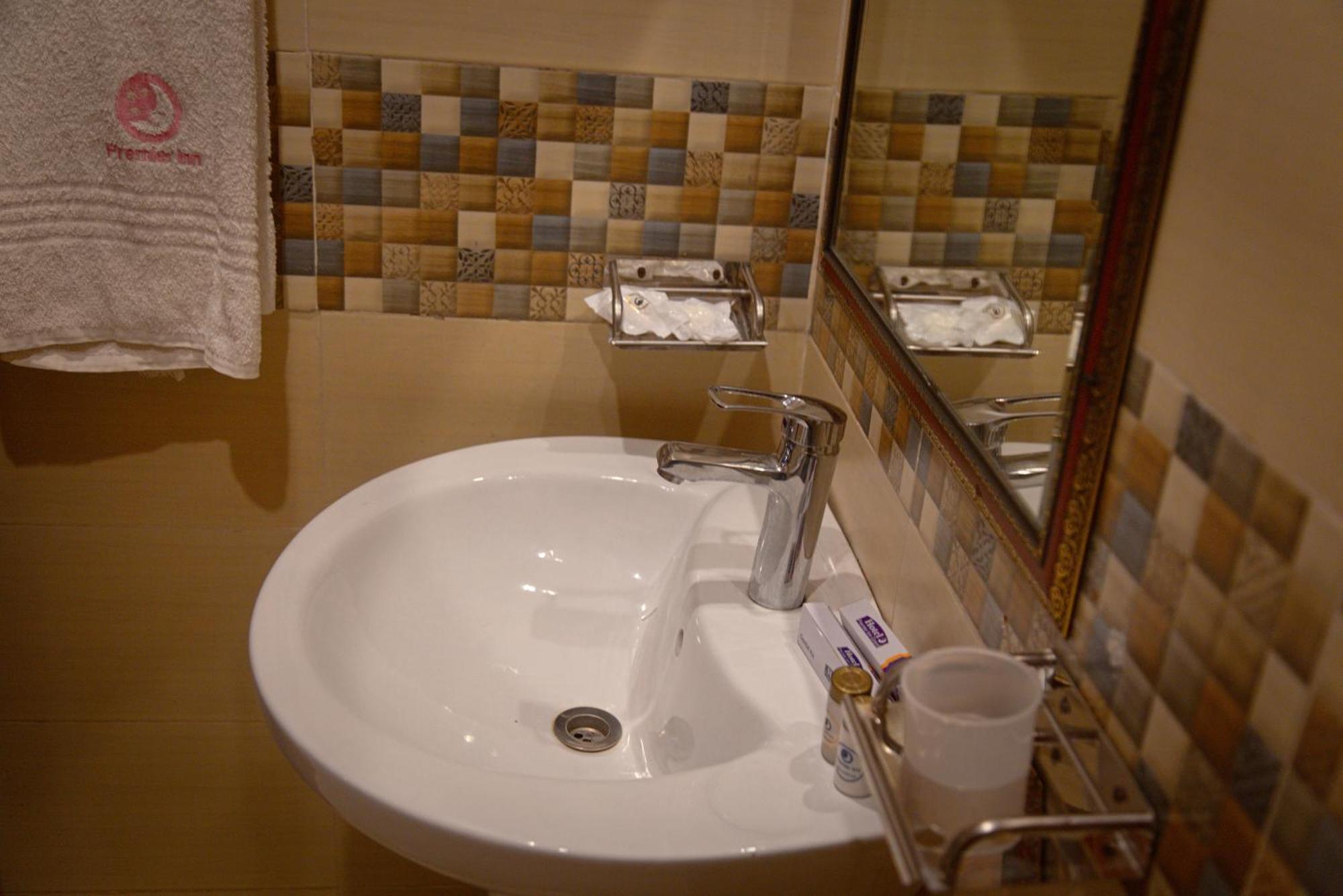 Premier Inn Johar Town Лахор Экстерьер фото